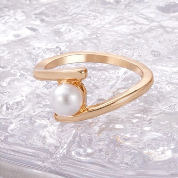 Pearl and Gold Modern Style Minimalist Ring - Picture 2 of 4